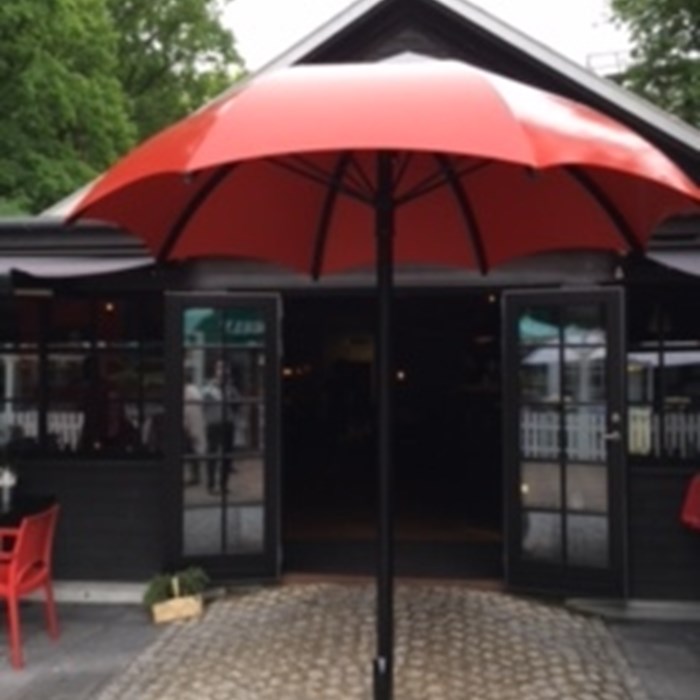 Paraply på restaurant på bakken